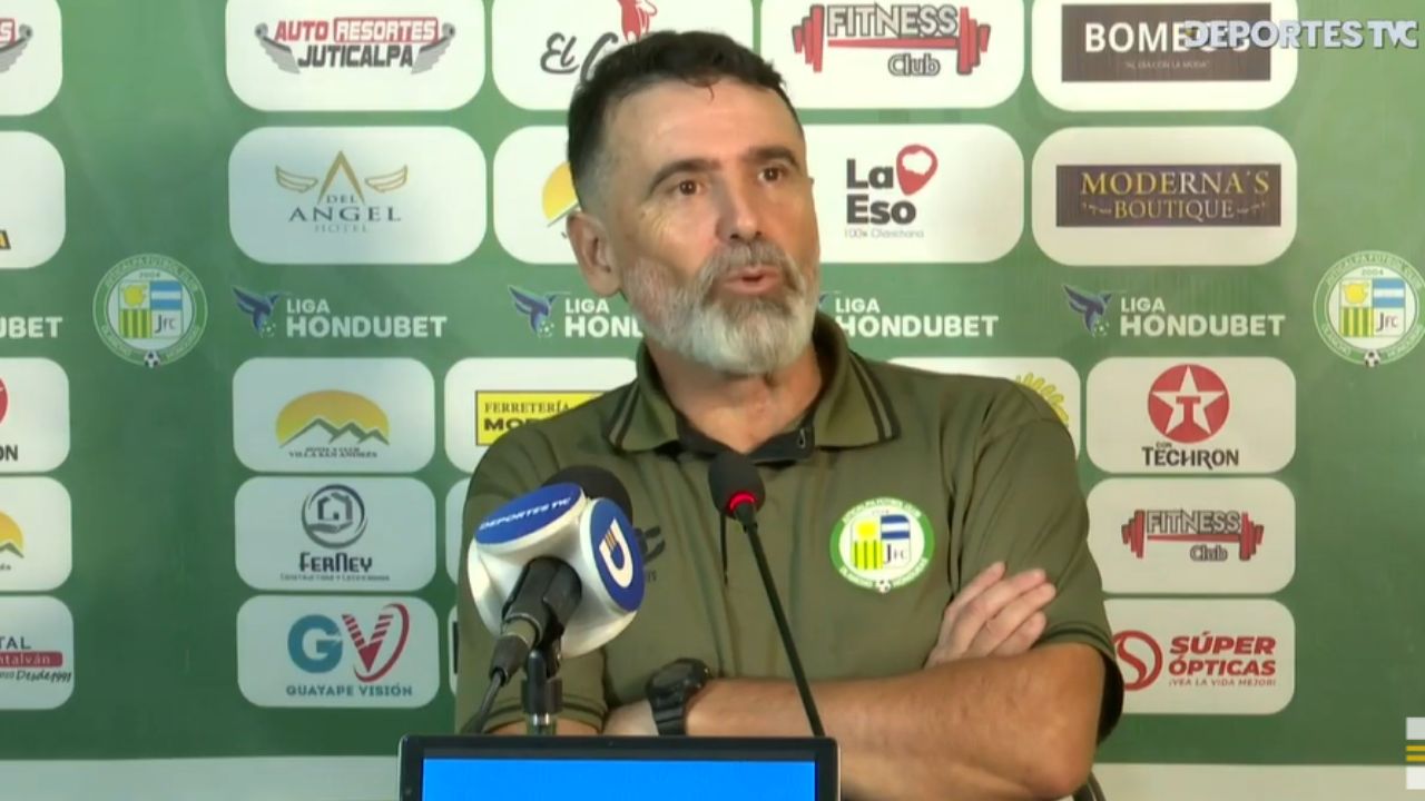 Fernando Araújo estalla en conferencia y señala errores arbitrales contra Juticalpa