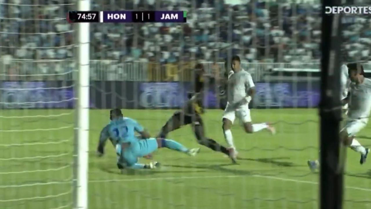 El terrible error de Buba López que provocó el penal para la ventaja de Jamaica