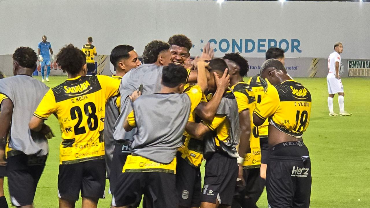 Real España estrenó la grama del estadio Morazán derrotando al Olimpia