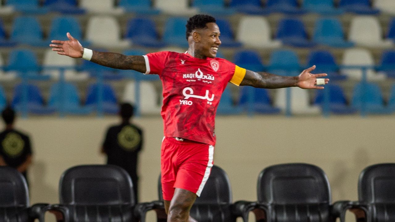 Romell Quioto anota doblete y guía triunfo de su equipo en la Copa de Arabia