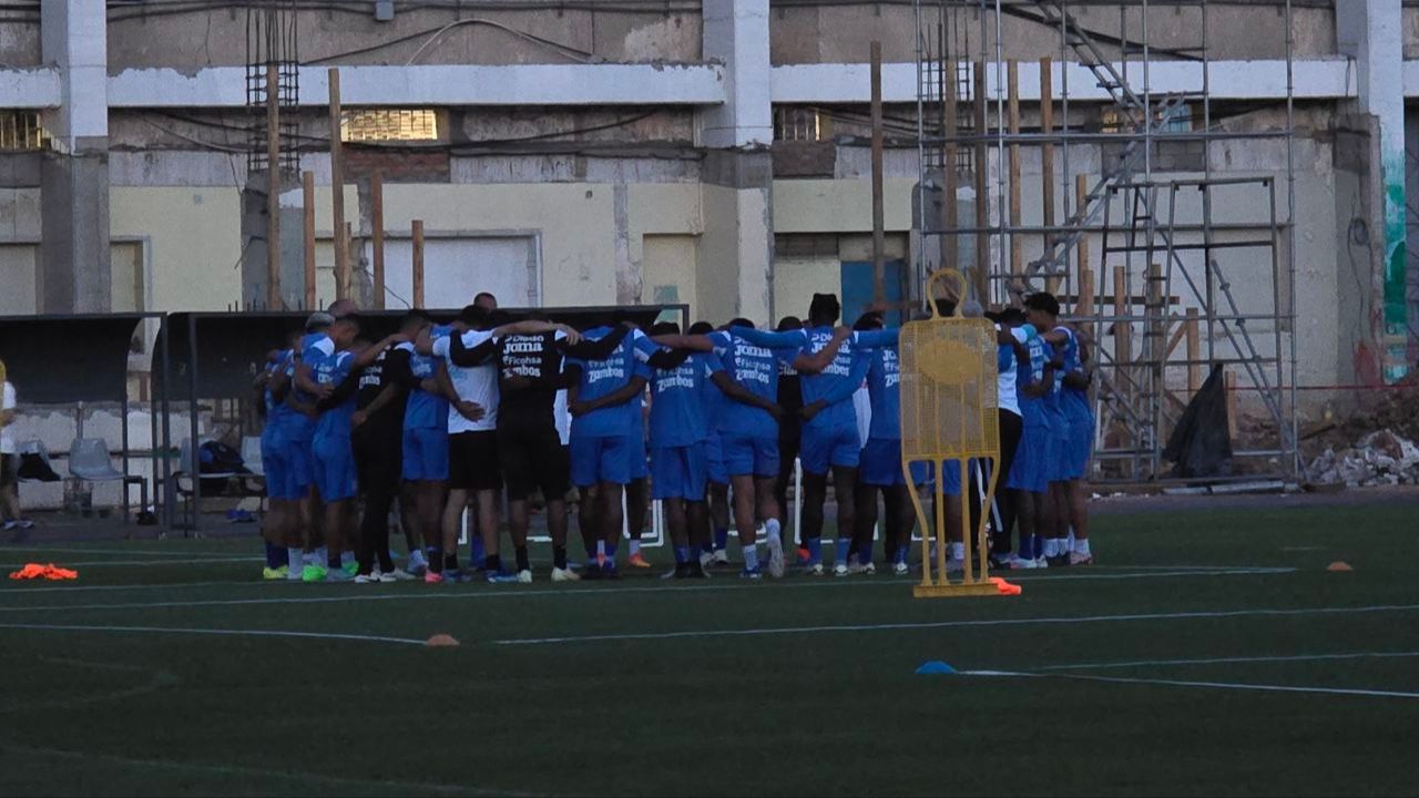 Selección de Honduras entrenó a oscuras en el estadio Nacional Chelato Uclés