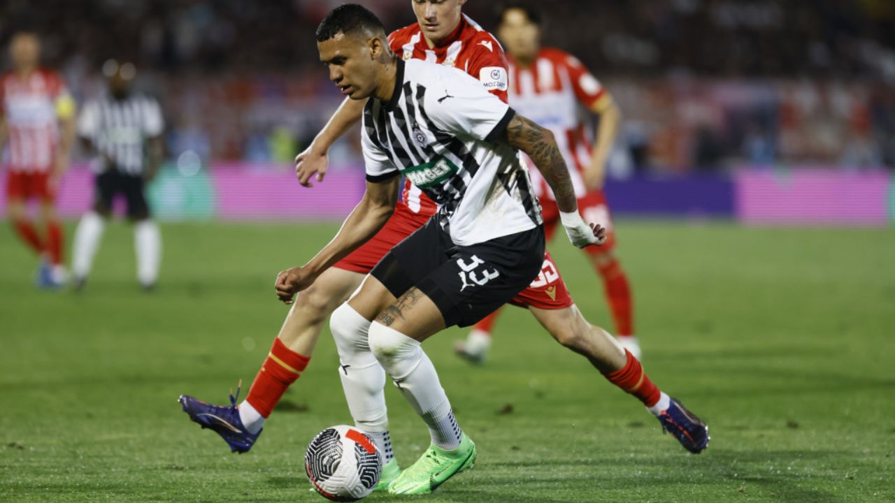 Kervin Arriaga ausente en goleada del Partizán con entrenador nuevo