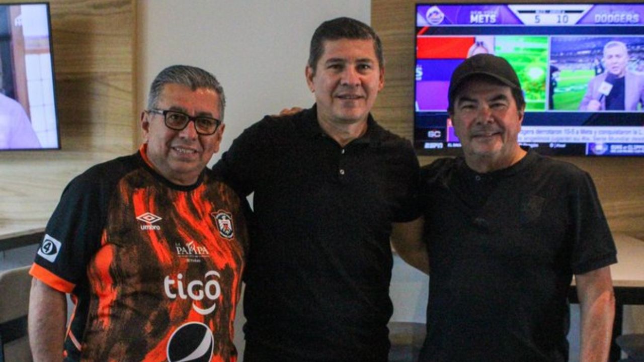 Exjugador del Olimpia visitó al CD Águila previo al cruce con Motagua