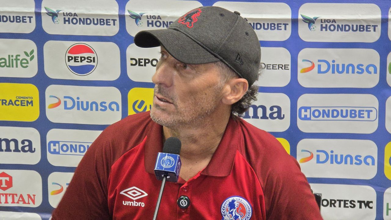 Pedro Troglio no pudo ocultar su enojo tras el empate agónico del Motagua