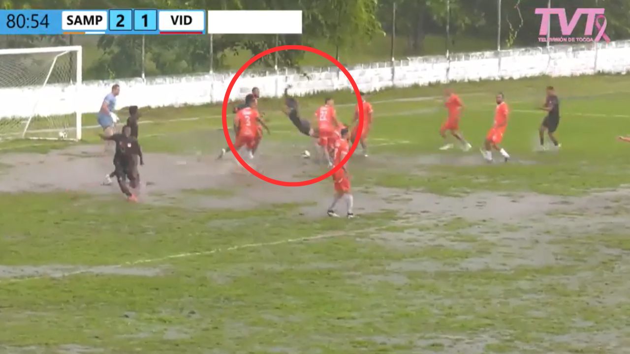 'Piscinazo' de futbolista del Vida en cancha inundada se viraliza a nivel mundial