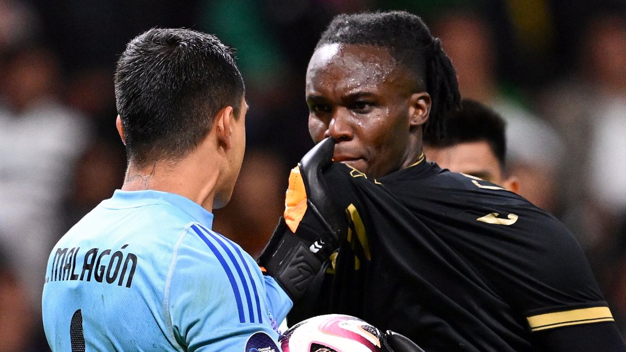 Portero mexicano niega haber provocado la bronca del final de Honduras vs México