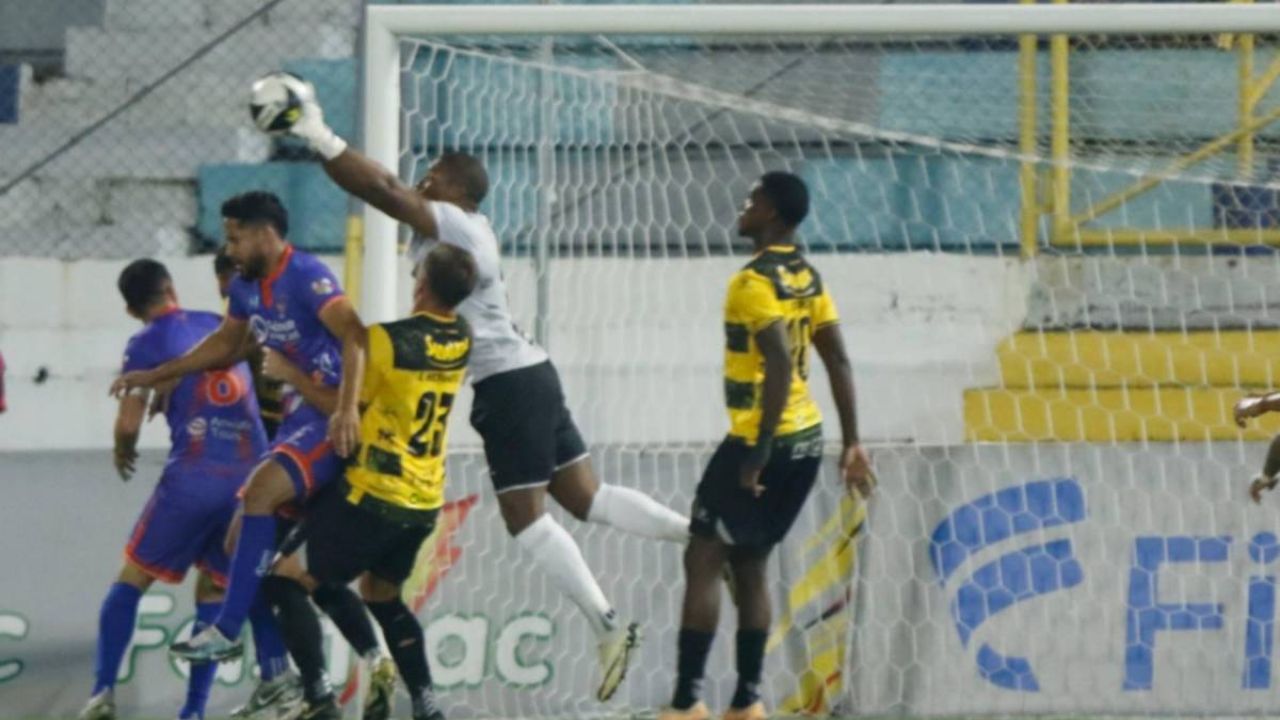 Real España iguala sin goles ante UPNFM y mantiene su crisis de resultados