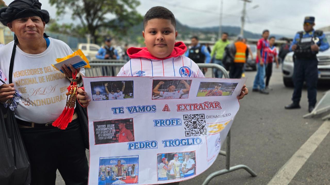 Aficionado del Olimpia sorprende a Pedro Troglio en plena final vs Motagua
