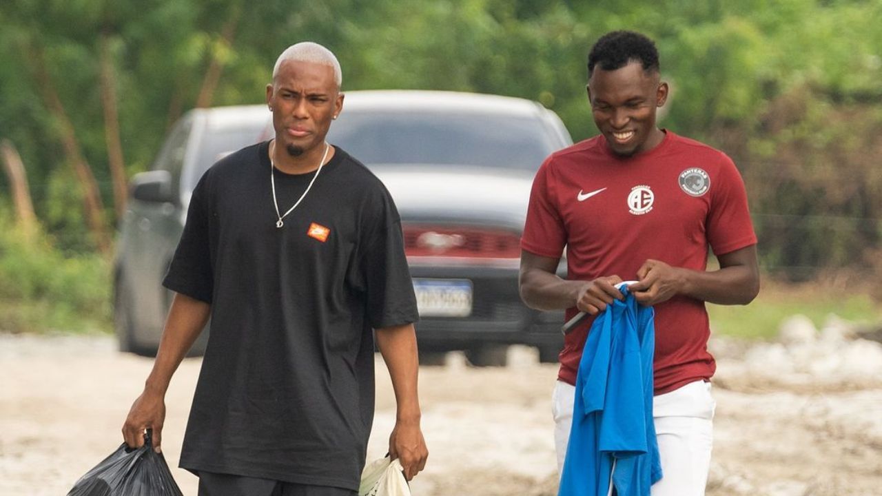 Alberth Elis y Deiby Flores realizan noble gesto en colonias de San Pedro Sula
