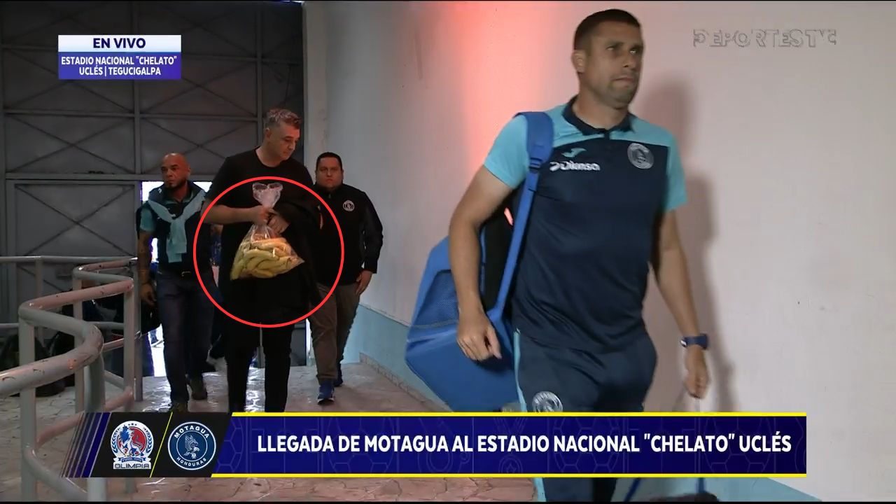 Diego Vazquez llegó con bolsa misteriosa al estadio Chelato Úcles