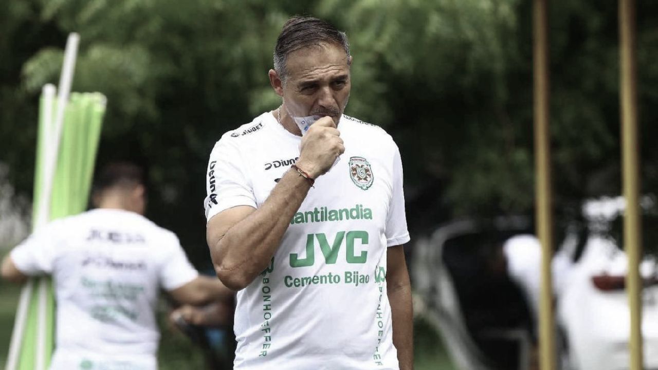 Marathón hace oficial la salida del técnico Hernán Medina