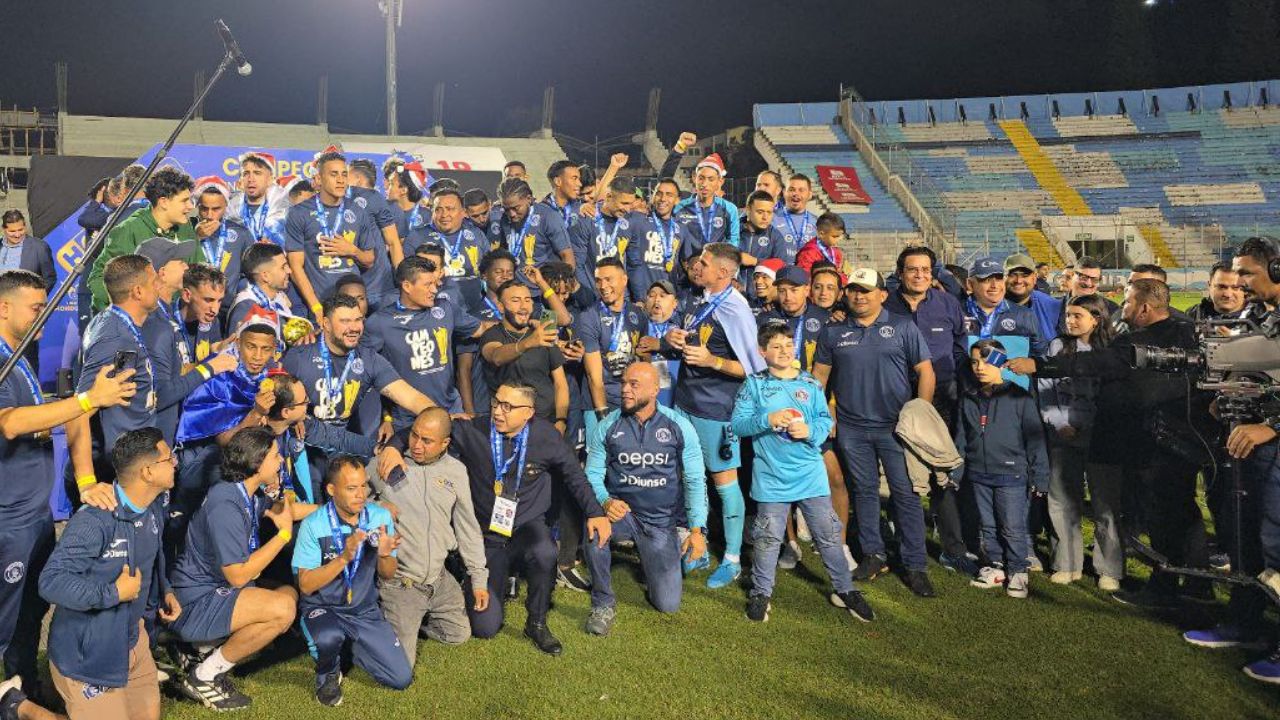 Motagua celebra su título de campeón tras vencer el Olimpia en la final