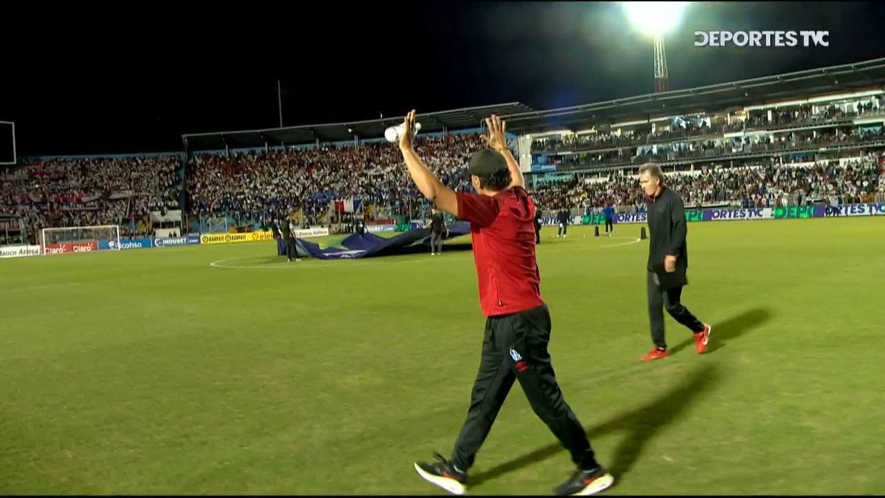 Afición del Olimpia dedica una ovación de despedida a Pedro Troglio