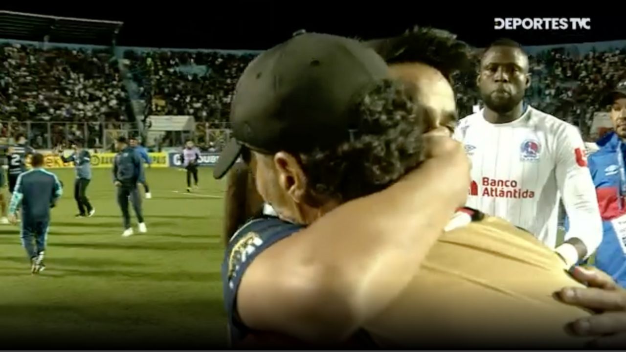 Pedro Troglio felicitó a los jugadores del Motagua tras ganar su título 19