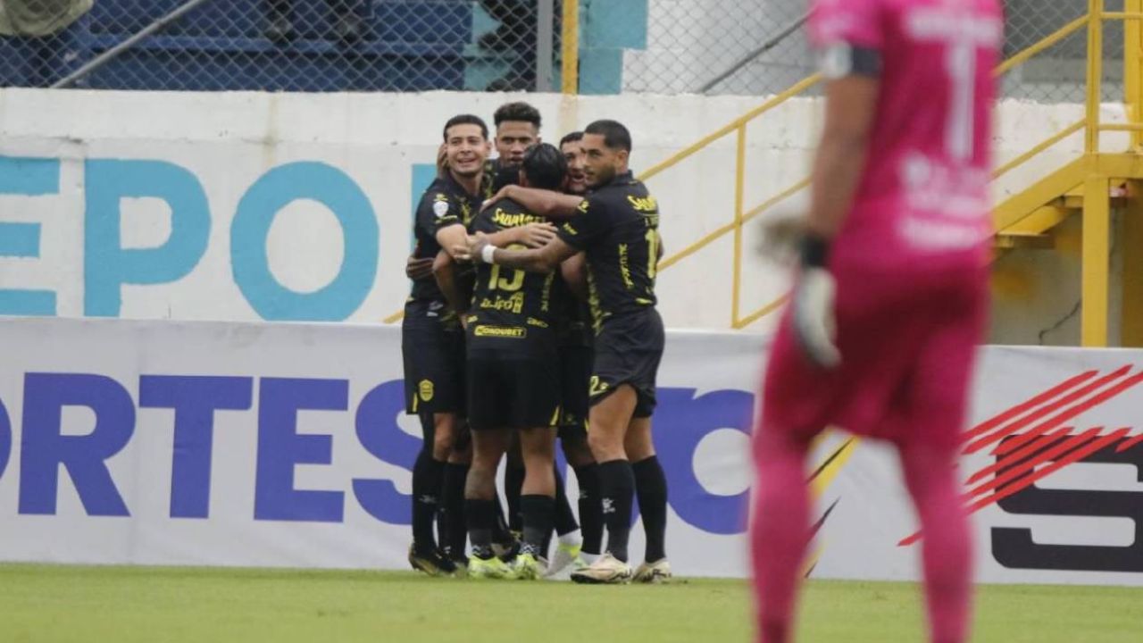 Real España cumple ante Génesis y se une a Olimpia y Motagua en semifinales