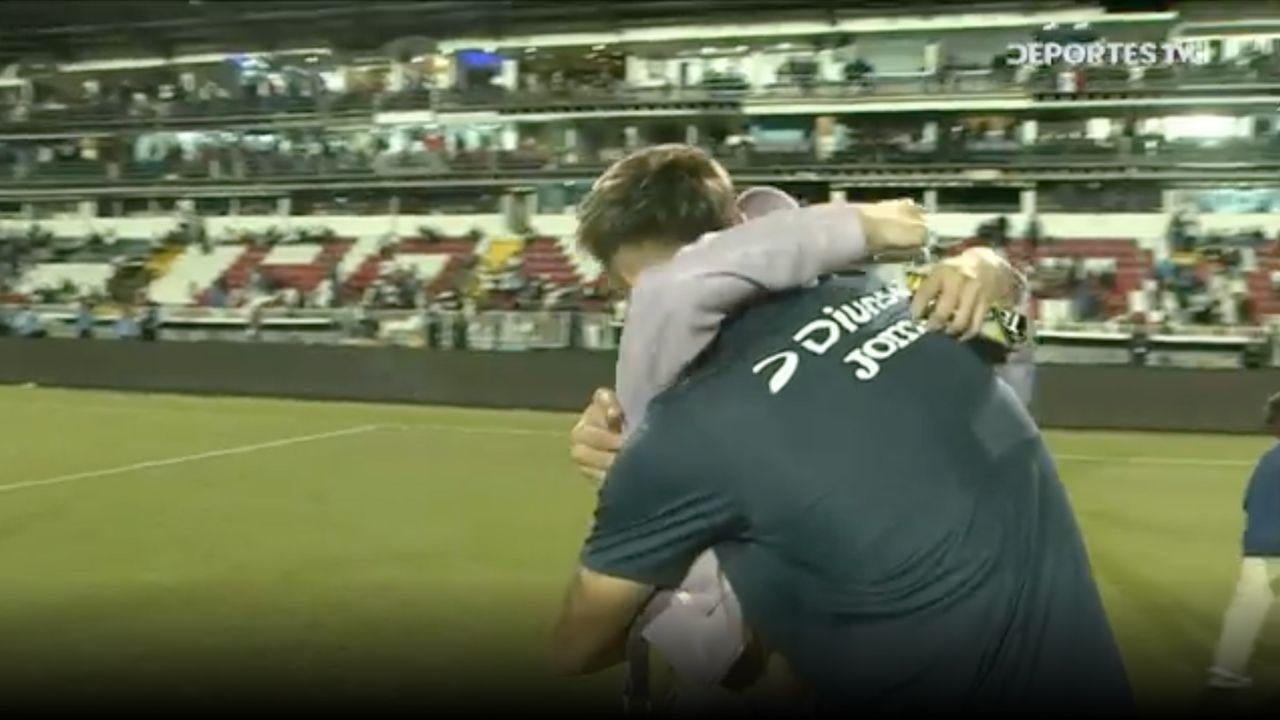 Rodrigo Auzmendi y su romántica forma de celebrar el título 19 del Motagua
