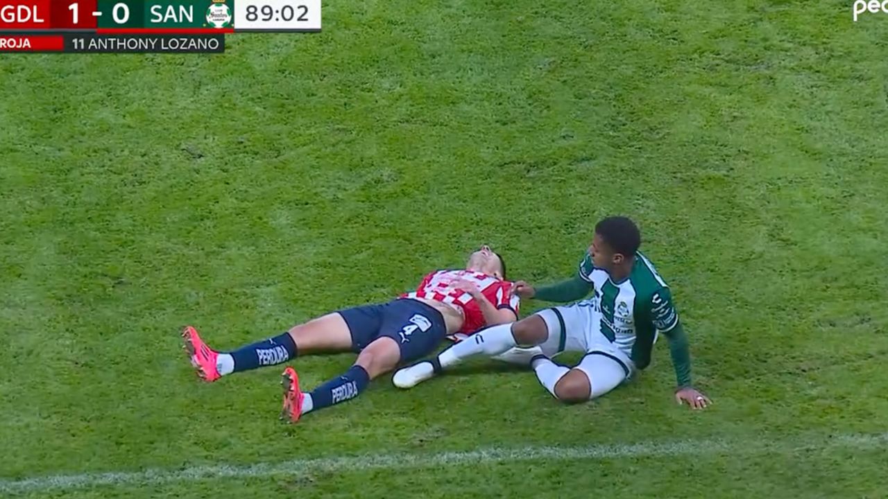Choco Lozano es expulsado en el primer partido de Santos en el torneo
