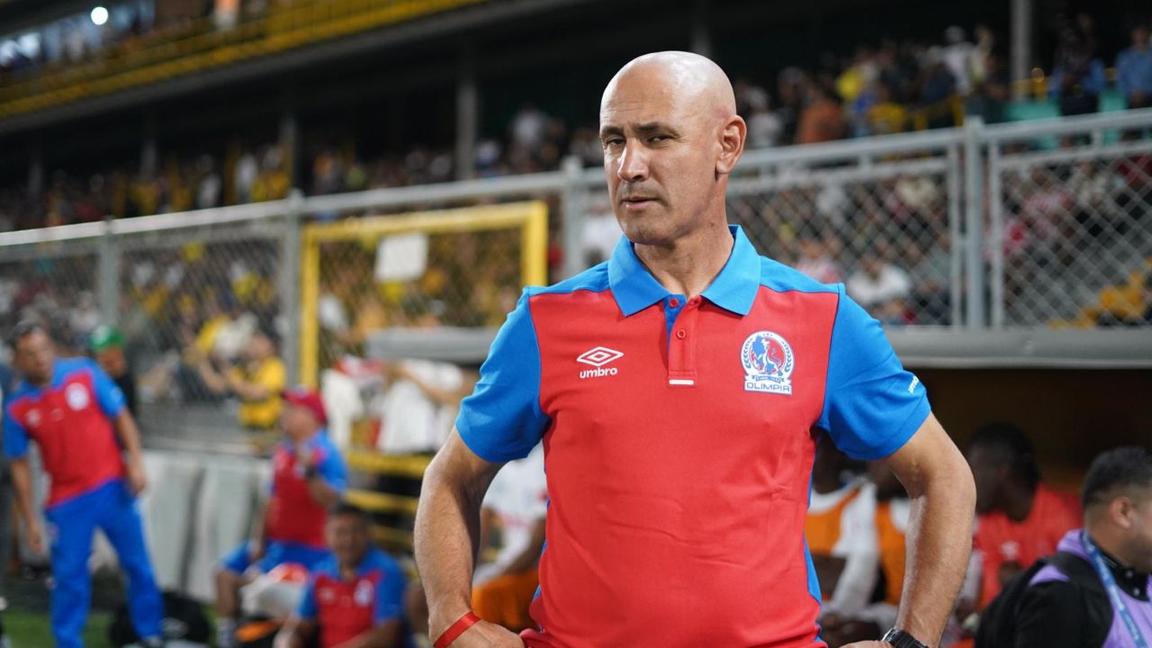 Eduardo Espinel reacciona a su primera derrota como técnico del Olimpia