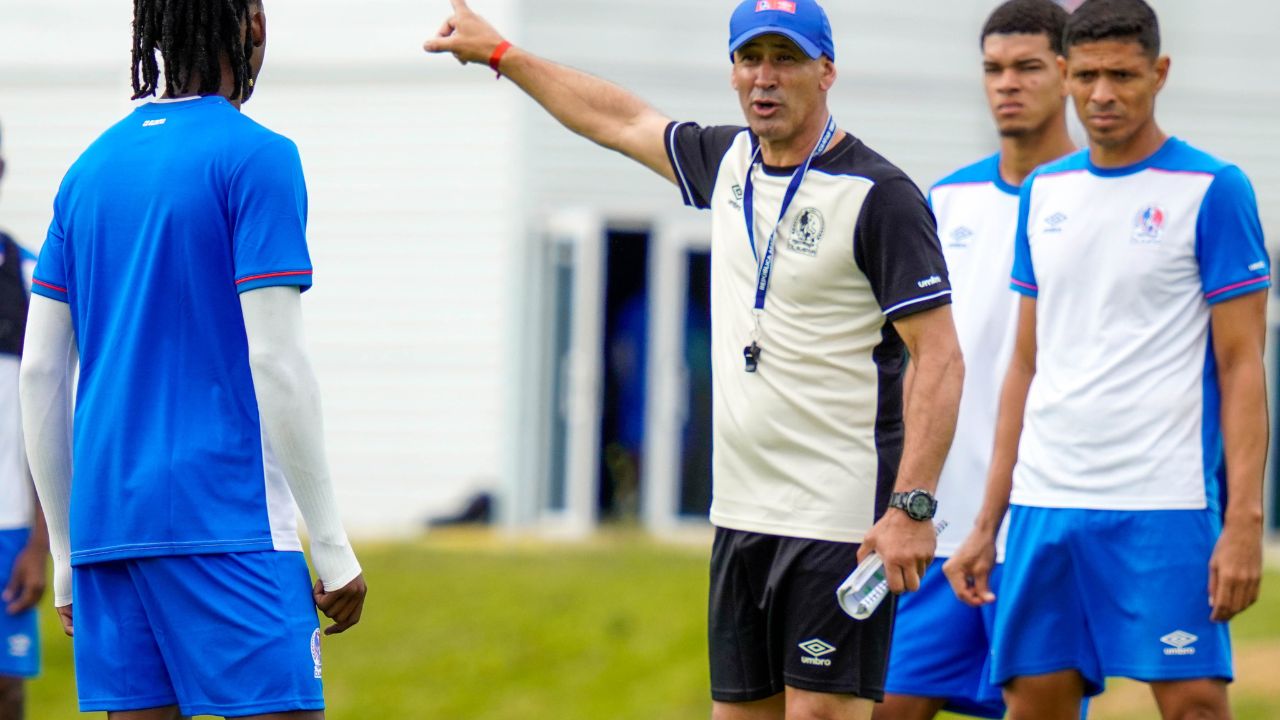 Eduardo Espinel recibe solicitud de parte de padre de un jugador de reservas
