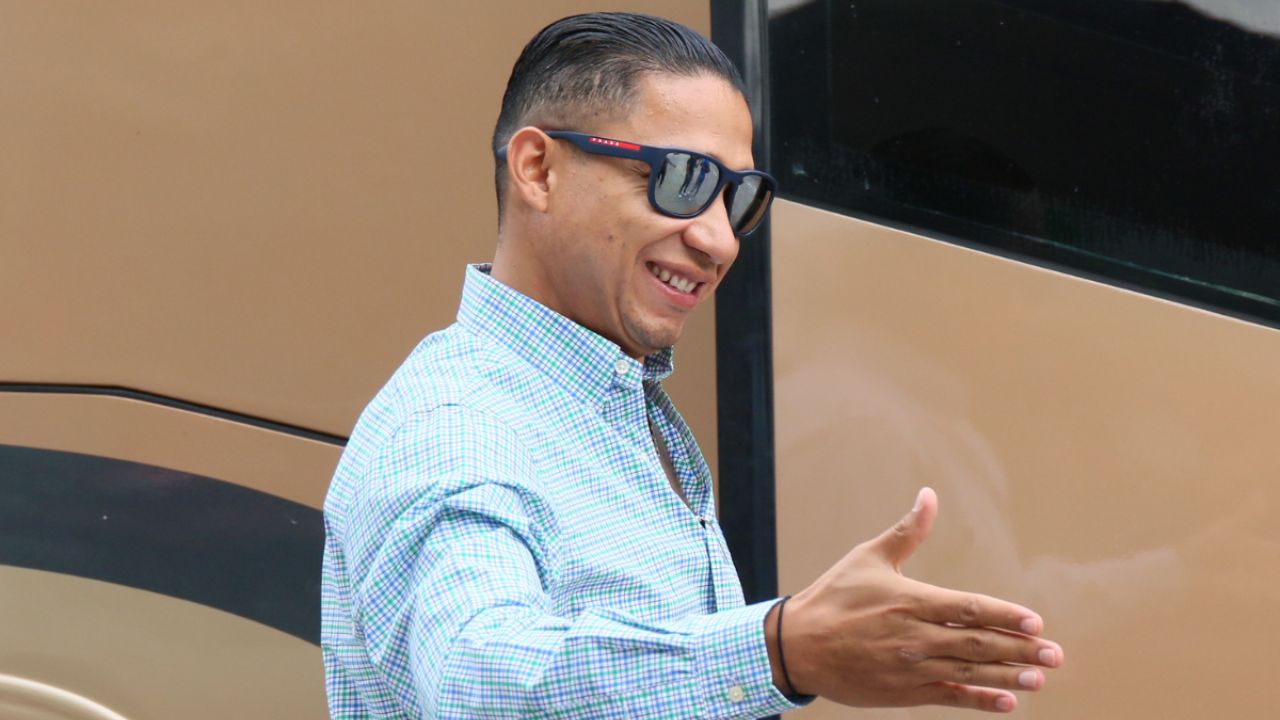 Emilio Izaguirre decide incursionar en faceta fuera de las canchas
