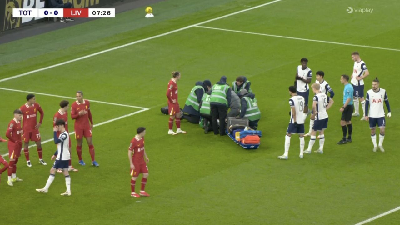 Jugador del Tottenham termina inconsciente en partido ante Liverpool