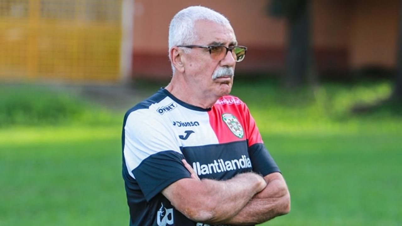 Manuel Keosseián da la cara tras derrota ante Victoria y hace fuerte autocrítica