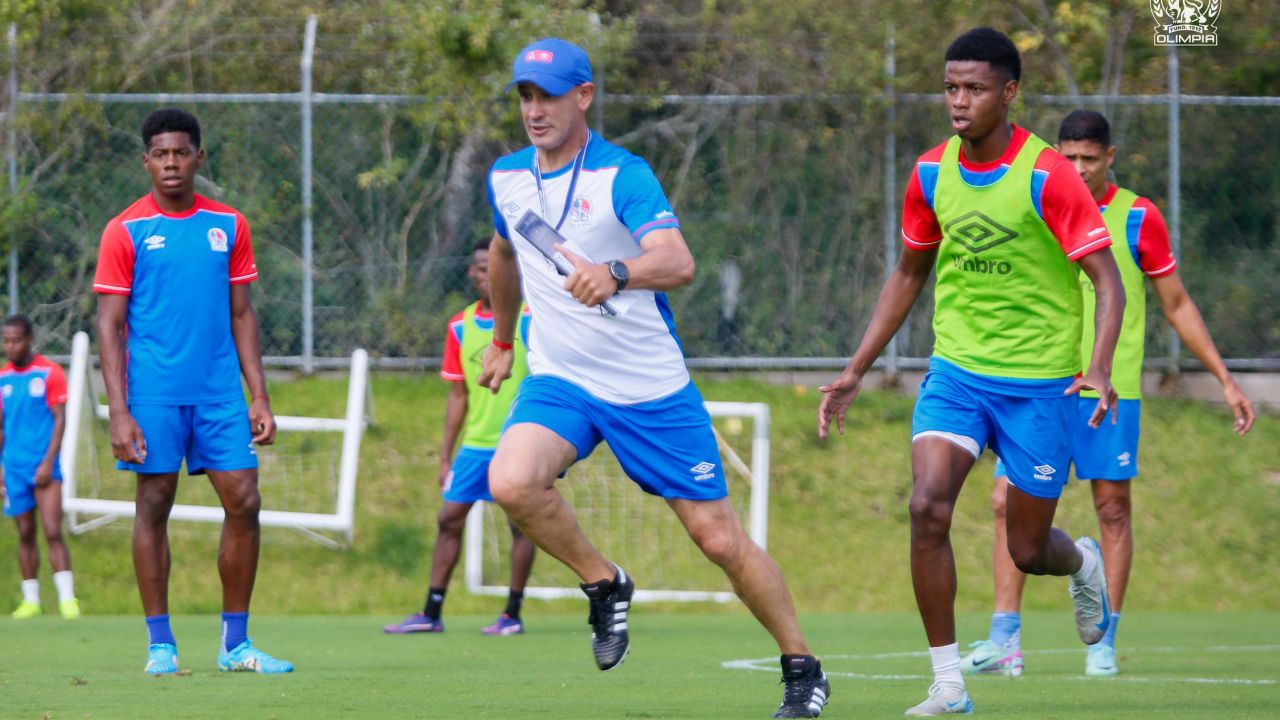 Revelan cómo son los entrenamientos del Olimpia de Eduardo Espinel