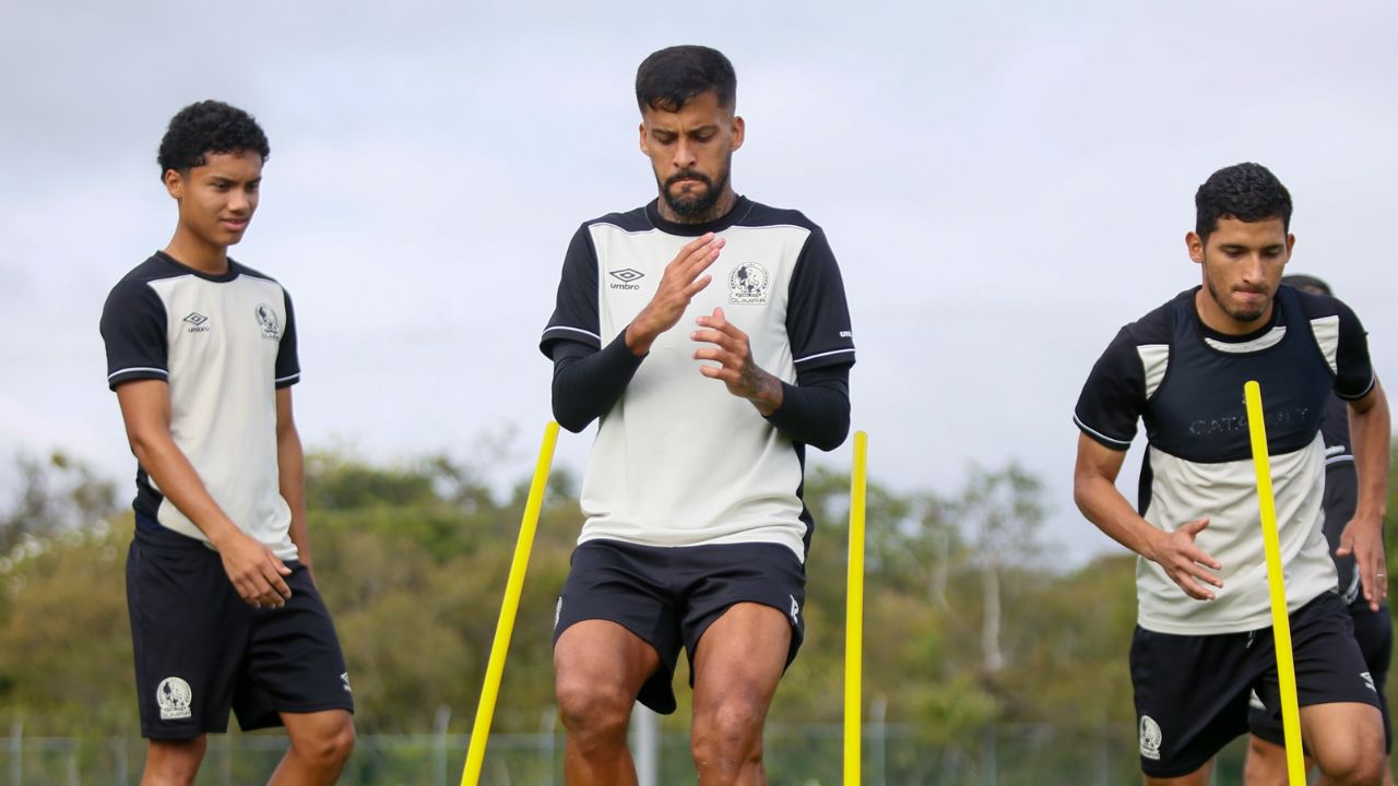 Gabriel Araújo desea quedarse en Olimpia y busca convencer a Eduardo Espinel