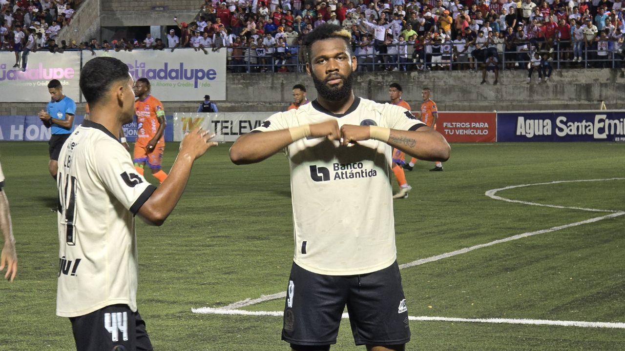 Olimpia debuta con triunfo ante los Lobos UPN en el estreno de Eduardo Espinel