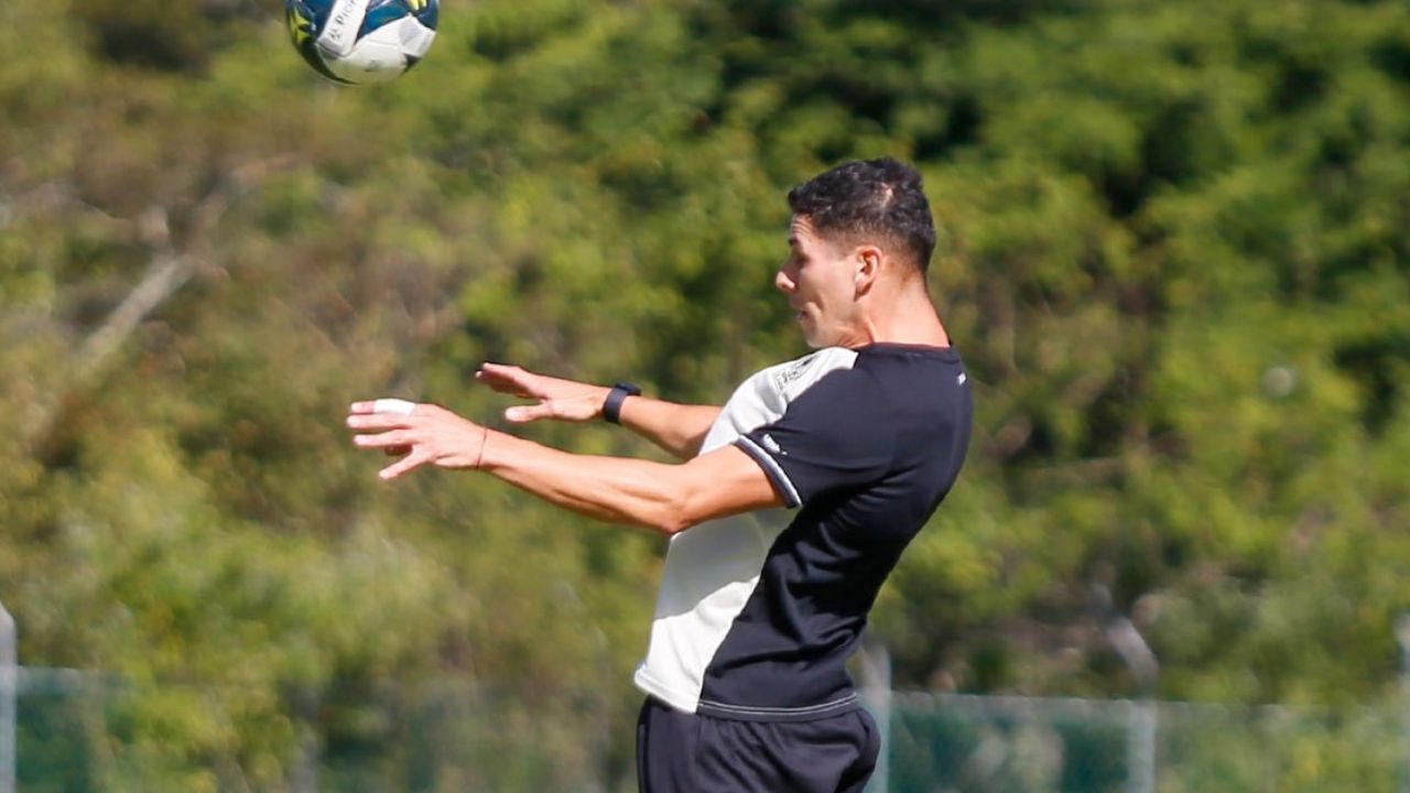 Lo que sucede con Oliver Benítez quien entrena en Olimpia pese a no contar para Espinel