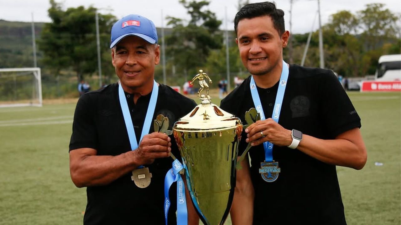 Roger Rojas obtiene su licencia para dirigir algún club en Liga Nacional