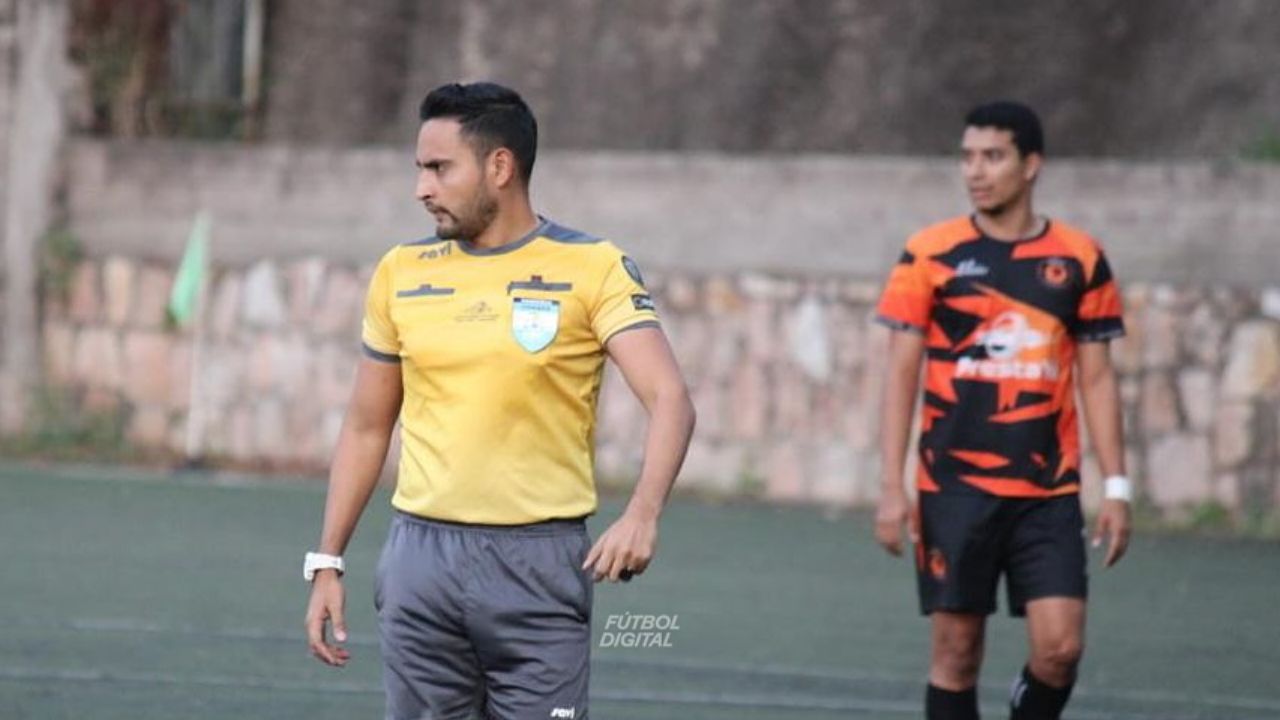 Said Martínez es sorprendido pitando partido de tercera división