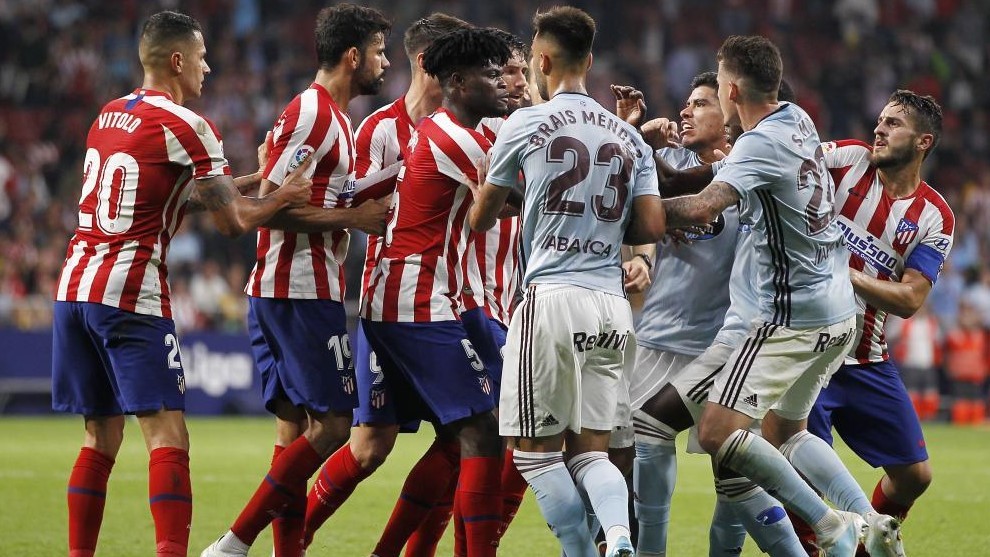 Los colchoneros peleándose con los celtistas