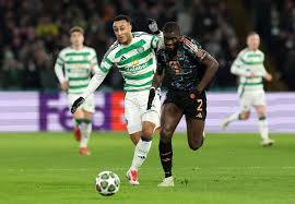 Upamecano disputando un balón con un jugador de el Celtic