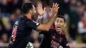 Di María celebrando con un compañero de equipo