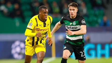 Jugadores de el Dortmund y el Sporting de Lisboa dispútando un balón.