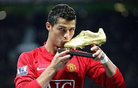 Cristiano Ronaldo besando su bota de oro