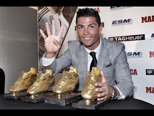 Cristiano Ronaldo haciendo con su mano el cuatro en referencia a los balones de oro que tiene
