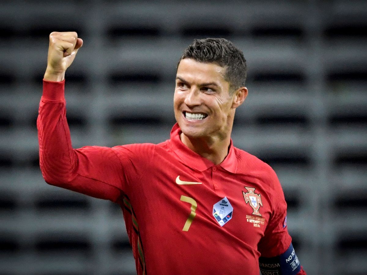 Cristiano Ronaldo celebrando con el puño extendido.