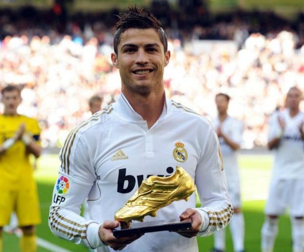 Cristiano Ronaldo sosteniendo su bota de oro y sonriendo