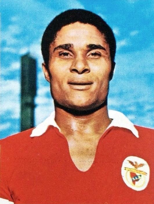 Eusebio con su camisa de el Benfica