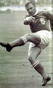 Ferenc Puskás pegando un zurdazo