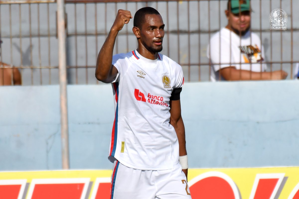Jerry Bengtson con el brazo extendido celebrando 