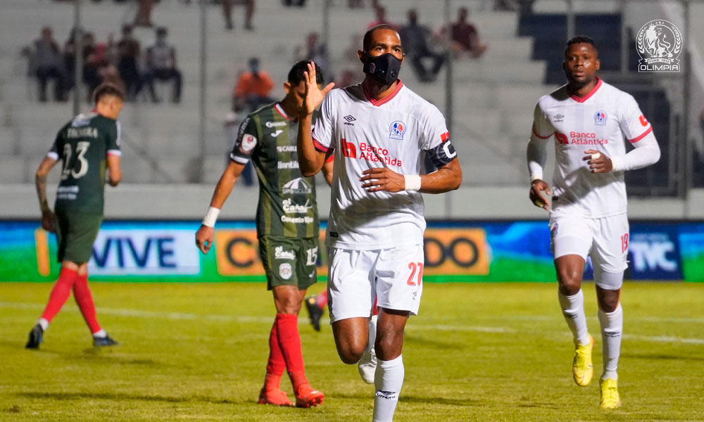 Jerry Bengtson con mascarilla celebrando uno de los goles que le metio a Marathón