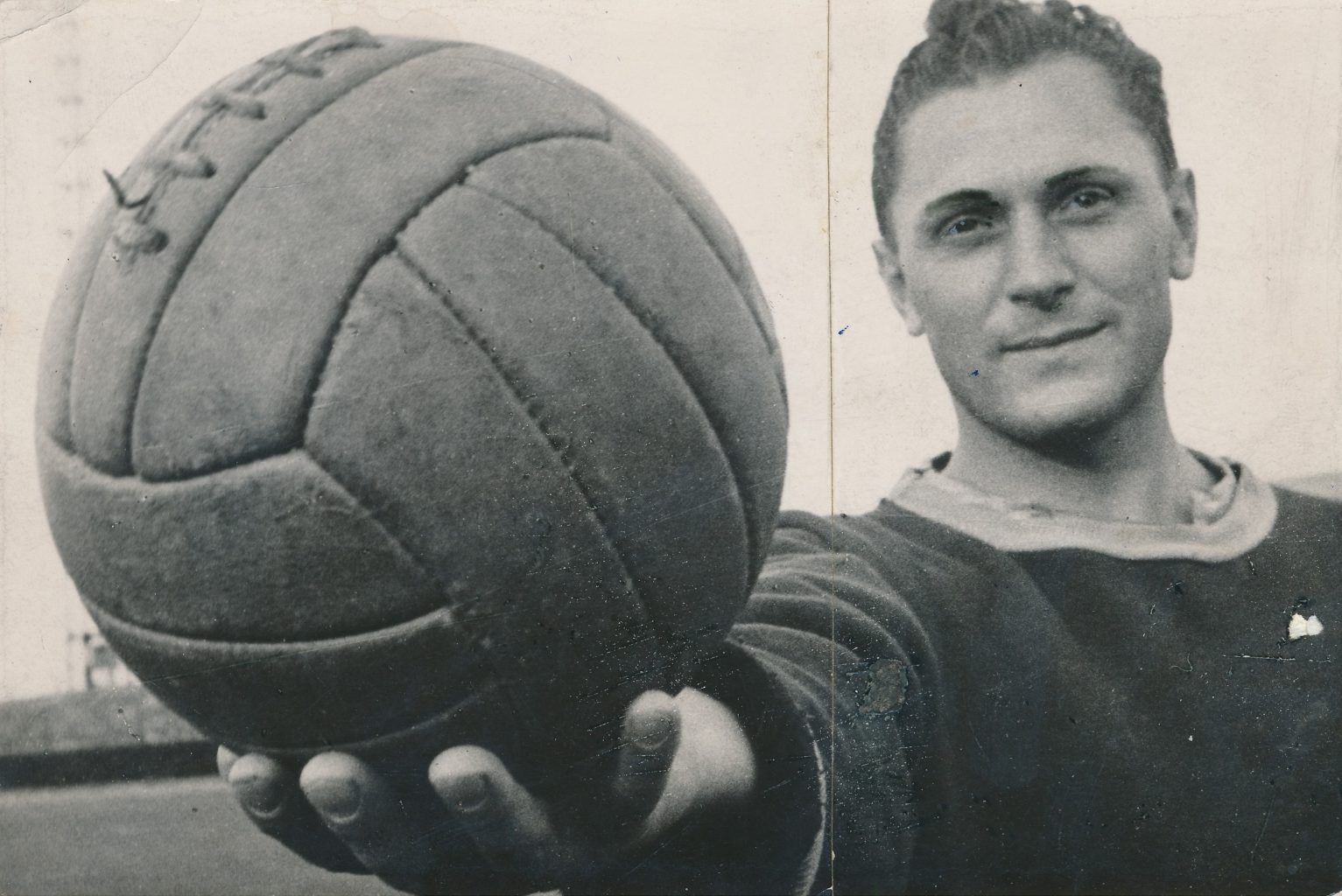 Josef Vican extendiendo su brazo con balón en mano viendo fijamente a la cámara