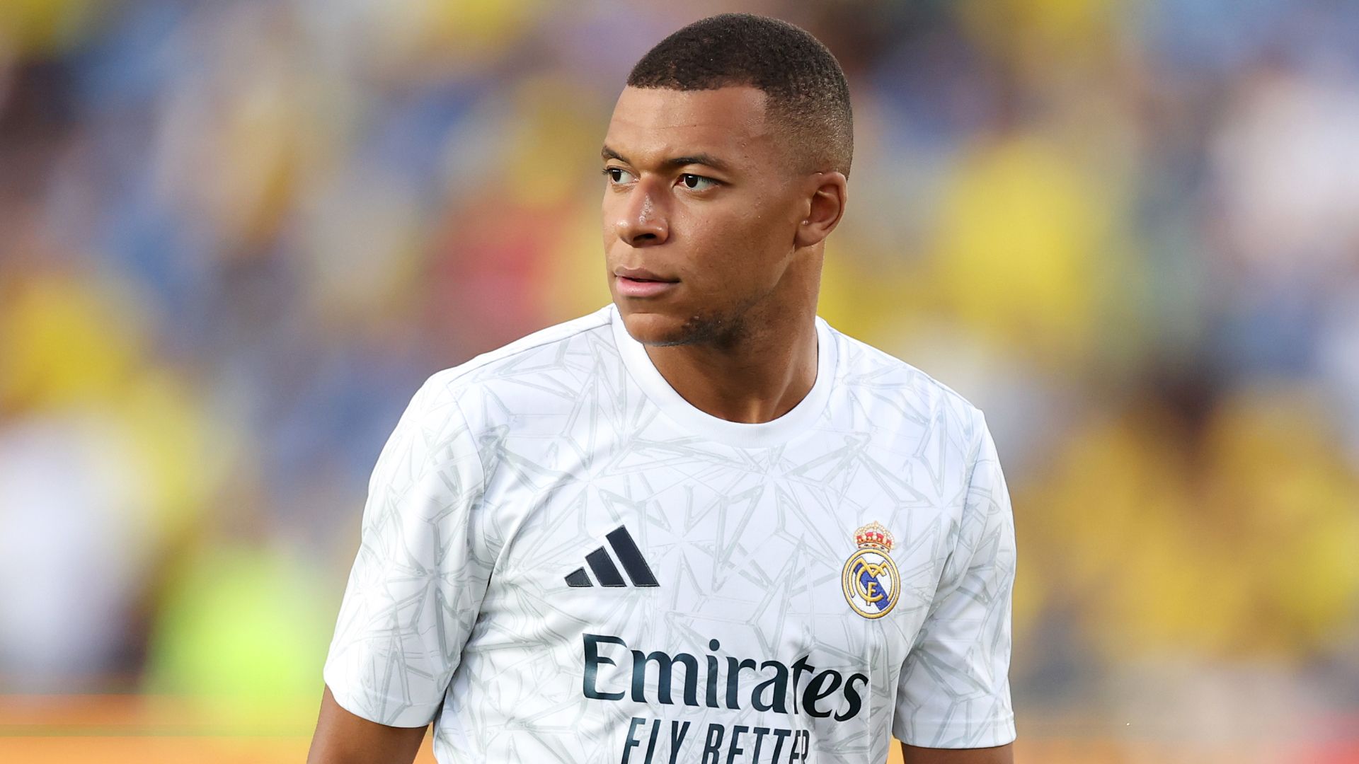 Kylian Mbappe mirando a la grada