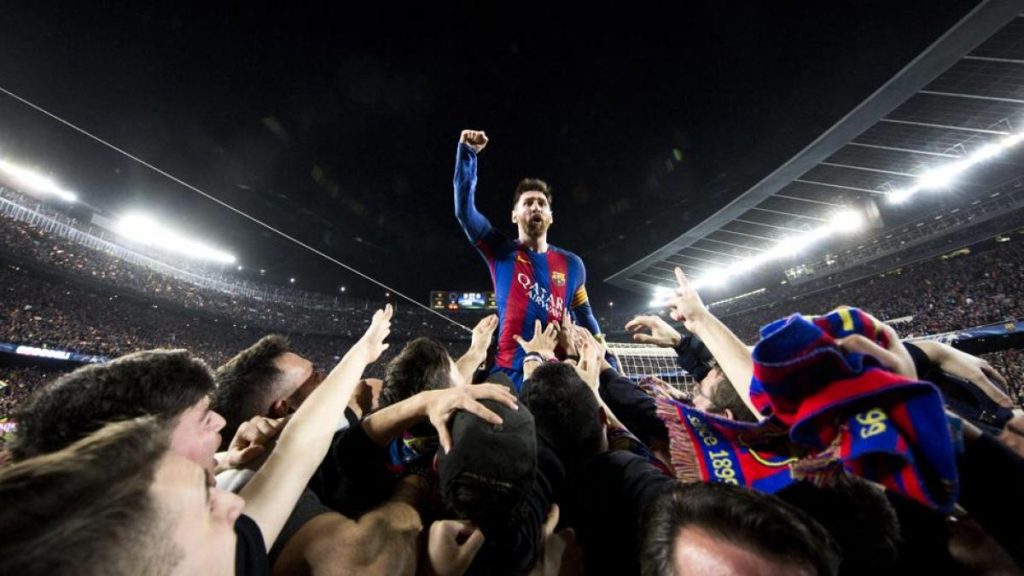 Leo Messi celebrando su gol ante un multitud de personas