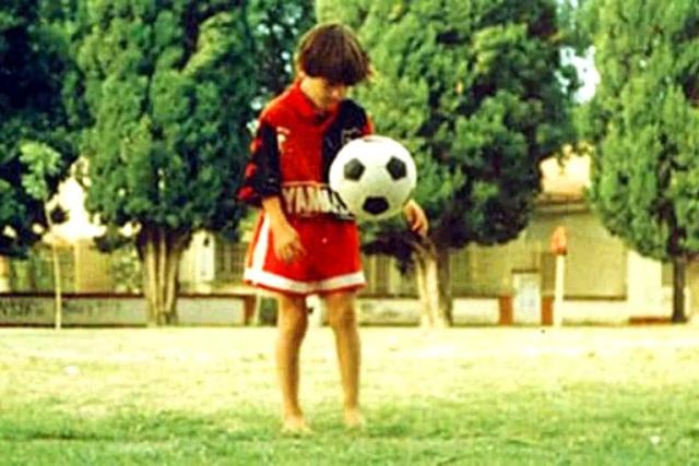 Messi de pequeño dominando el balon