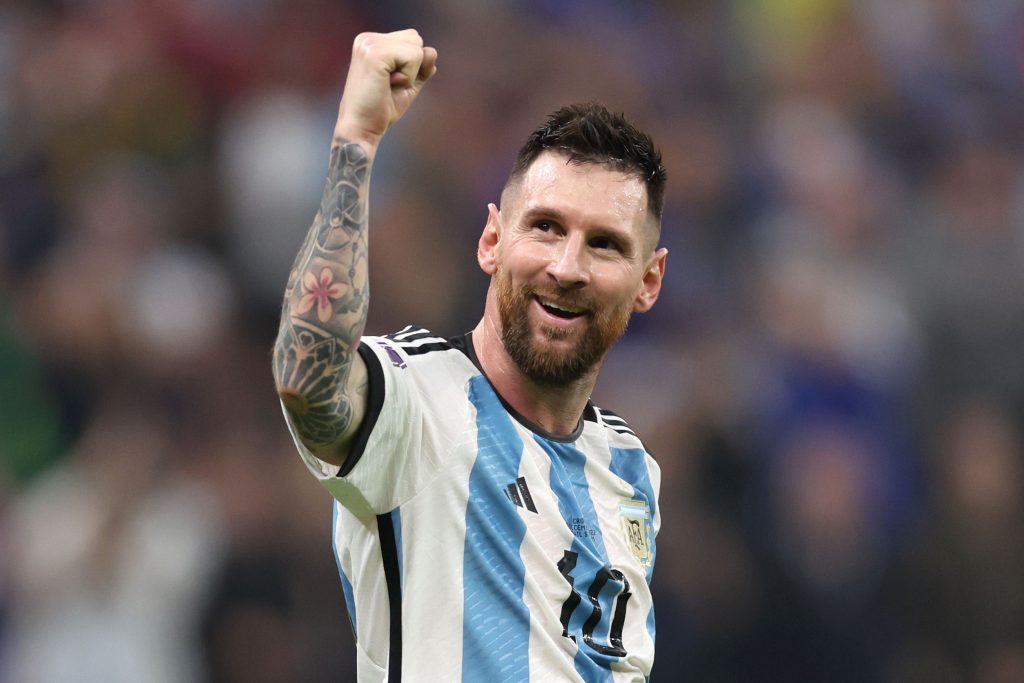 Lionel Messi extendiendo el brazo celebrando la victoria