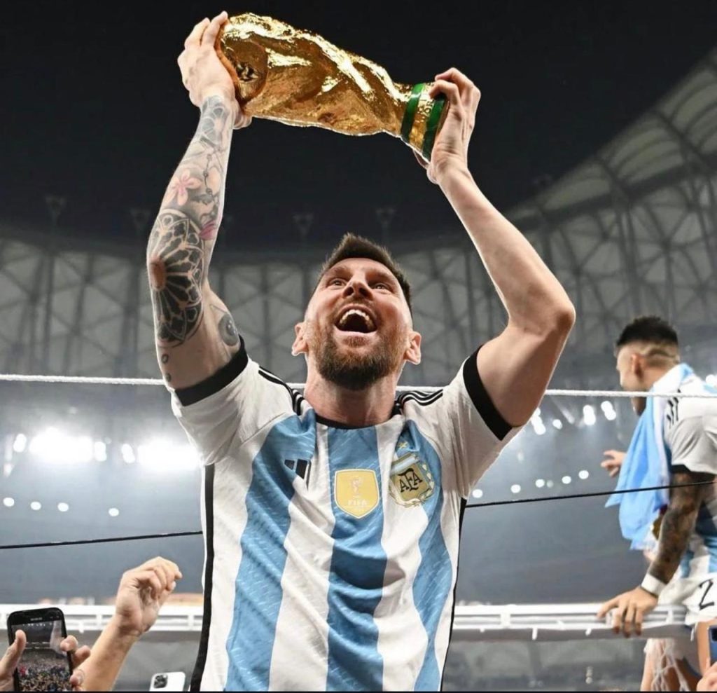 Messi levantando la copa del mundo